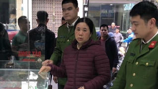 Người phụ nữ tung 'quái chiêu' lừa loạt chủ tiệm vàng Hà Nội