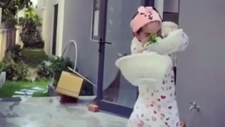 Choáng với clip Ngọc Trinh 'múa võ' vẩy rau không rơi cọng nào