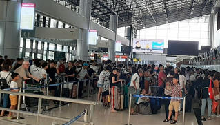 Nữ hành khách xách hành lý quá cân lao vào... cắn nhân viên hàng không