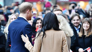 Ẩn lệnh trong những cái chạm tay vào chồng của Meghan