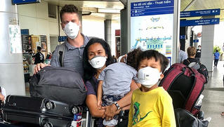 Người Mỹ về từ Việt Nam sốc với cách quê nhà chống dịch
