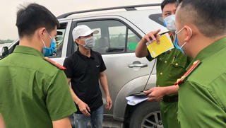 Xử lý tài xế chở khách Hà Nội về tỉnh trốn lệnh cấm, chống đo thân nhiệt