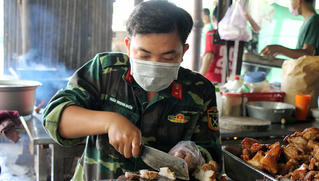 Nữ du học sinh tấm tắc khen cơm bộ đội nấu trong khu cách ly 