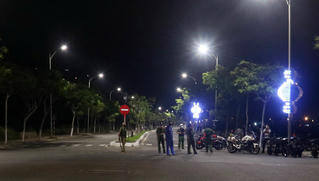 Ứa nước mắt cảnh đồng đội khóc thương 2 công an hy sinh tại Đà Nẵng