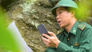 Trung tá Biên phòng dùng vách núi làm phòng thu âm tuyên truyền phòng chống COVID-19