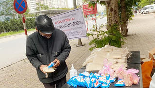 Người Hà Nội phát đồ ăn miễn phí đến hết mùa dịch bệnh trên vỉa hè 