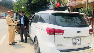 Bị phạt vẫn đón nhiều khách ngoại tỉnh đi Hà Nội dù cách ly xã hội