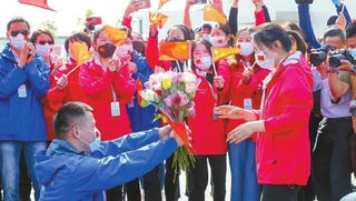 Cầu hôn nữ y tá sau 2 tháng gặp gỡ, chiến đấu với Covid-19