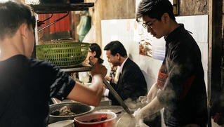 Hà Nội dừng cách ly xã hội: Chủ hàng phở dậy từ 2 giờ, thái thịt xuyên đêm
