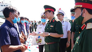 Cứu 30 người bị giông lốc đánh chìm thuyền ở vùng biển Trường Sa
