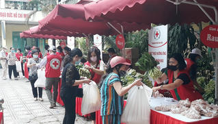 Phiên chợ rực màu đỏ  'chỉ trao hàng không nhận tiền' giữa Hà Nội