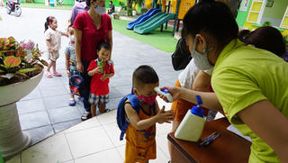 Ngày đầu học sinh tiểu học và mẫu giáo Hà Nội trở lại trường: Giám sát y tế 'chặt'