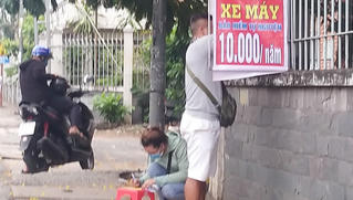 CSGT phạt 'rát', nữ sinh bán bảo hiểm mỏi tay ghi trăm tờ mỗi ngày