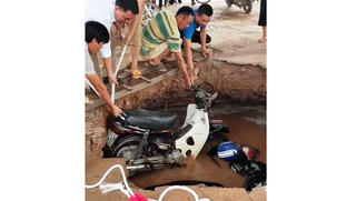 Hố tử thần bất ngờ xuất hiện trong trường tiểu học, nuốt 2 xe máy