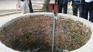 Hai bố con chết bất thường dưới giếng nhà