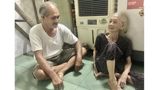 'Nhặt' mẹ về phụng dưỡng