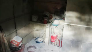 Vợ lớn tuổi ghen tuông đốt nhà, chồng trẻ và con gái nhập viện