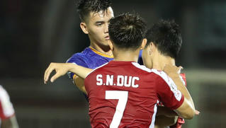 Công Phượng và Tiến Linh xô xát