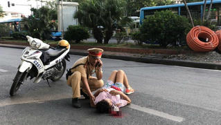 Giật mình vì tiếng còi xe, người phụ nữ ngã ra đường Hà Nội nguy kịch?