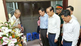 Thăm gia đình 3 cán bộ công an hy sinh tại xã Đồng Tâm