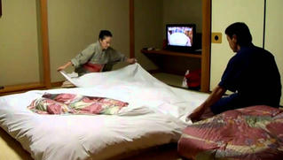 Tại sao nhiều cặp vợ chồng ở Nhật không ngủ chung giường?