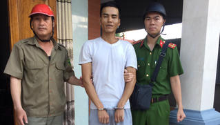 Nam thanh niên cầm dao dọa chém mẹ, hung hãn chống đối công an