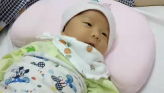 Nữ hộ sinh quỳ gối 25 phút giữ dây rốn cứu thai nhi