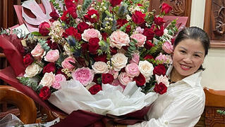 Huỳnh Anh 'chơi trội' tặng mẹ Quang Hải bó hoa to hơn người