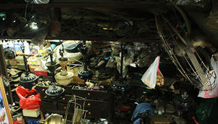 'Kho đồng nát' đắt giá cất giấu trong lòng phố cổ Hà Nội