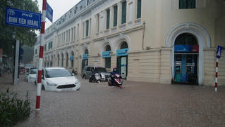 Nhiều tuyến phố trung tâm Hà Nội thành 'sông' do mưa lớn kéo dài