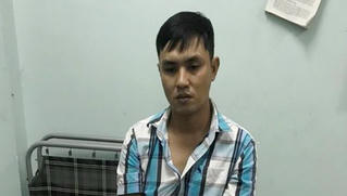 Đếm tiền bên đường, người phụ nữ bị cướp bám theo giật gần 80 triệu đồng