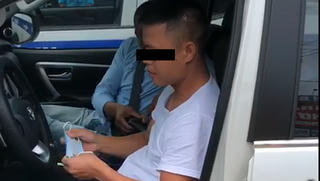 Lái ô tô 'như ma đuổi' 15km, vượt 3 chốt đèn đỏ để trốn cảnh sát