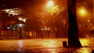 Hà Nội khả năng lại mưa đêm, miền núi đề phòng lốc sét