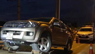 Cố thủ trên ô tô suốt 5 giờ, mặc cảnh sát thuyết phục trong đêm