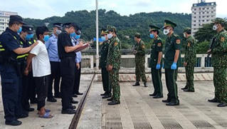 Bắt đối tượng truy nã đặc biệt từ Trung Quốc bơi qua sông Hồng sang Việt Nam