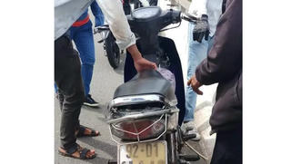 Nam thanh niên bỏ dép, xe máy, ví tiền trên cầu rồi... về nhà