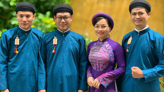 Nam công chức ngành văn hóa Huế mặc áo dài đến công sở