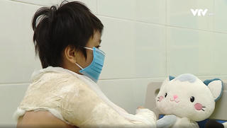 Bé gái bị bạo hành ở Bắc Ninh: 'Bố bảo đánh cho chừa mà con có mắc tội gì đâu'