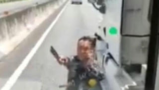 Dừng xe container giữa cao tốc, cầm dao dọa chém tài xế ô tô khách