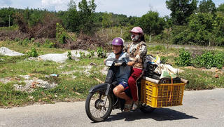 Ba năm 'chinh phục' bố vợ của chàng trai không tay