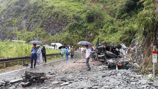 Mất phanh khi đổ đèo, ô tô chở đá bung đầu, 2 người tử vong