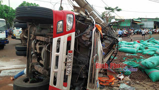 Tông xe máy sang đường, xe tải lật ngang cổng trường, 1 người chết, 1 người trọng thương