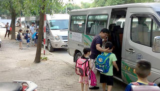 'Siết' quản lý ô tô đưa đón học sinh tại Hà Nội