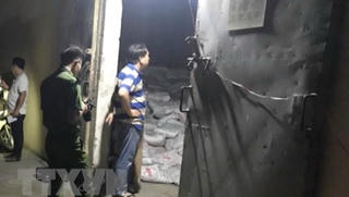 Hàng trăm bao phân bón bị đổ, đè 2 công nhân tử vong