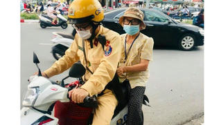 Tìm nhà cho cụ bà vừa đi vừa khóc bên đường Hà Nội