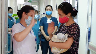 Thai nhi 31 tuần bị phá 'chui' sống lại thần kỳ được về tổ ấm mới