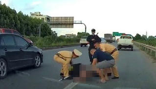 Lái xe đâm cảnh sát cơ động Bắc Giang bị khởi tố tội Giết người