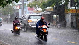 Gió mùa 'hợp sức' hoàn lưu bão gây mưa dông khắp cả nước
