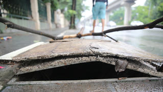 Loạt nắp cống, hố ga hư hỏng 'bẫy người' trên vỉa hè Hà Nội