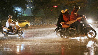 Đề phòng hiện tượng thời tiết nguy hiểm tại Hà Nội và nhiều tỉnh Bắc bộ